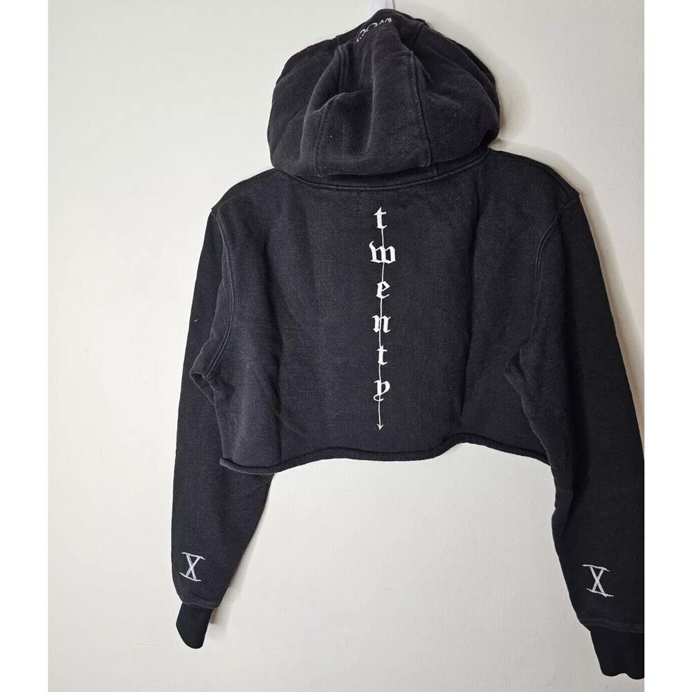 Woo Twenty Black Hooded Cropped Raw Hem Long Sleeve Twenty Graphic Hoodie XS